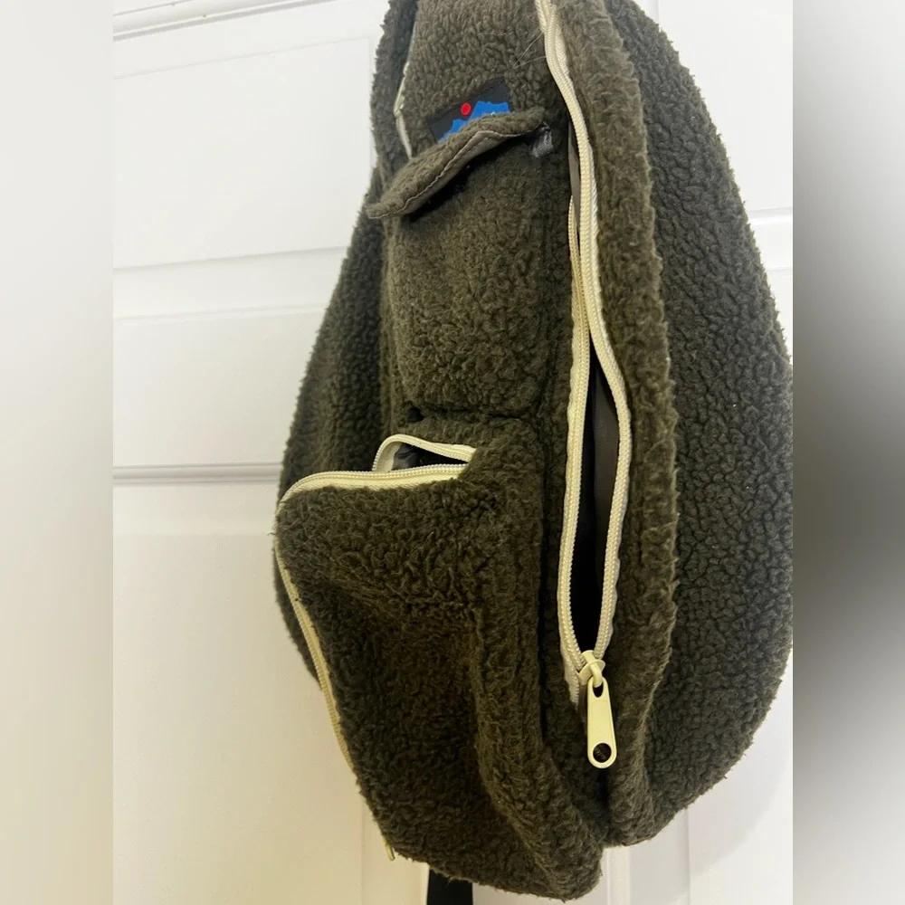 Kavu Fuzzy Rope Sling Crossbody Military‎ Green Zipper Outdoor Hiking Travel
